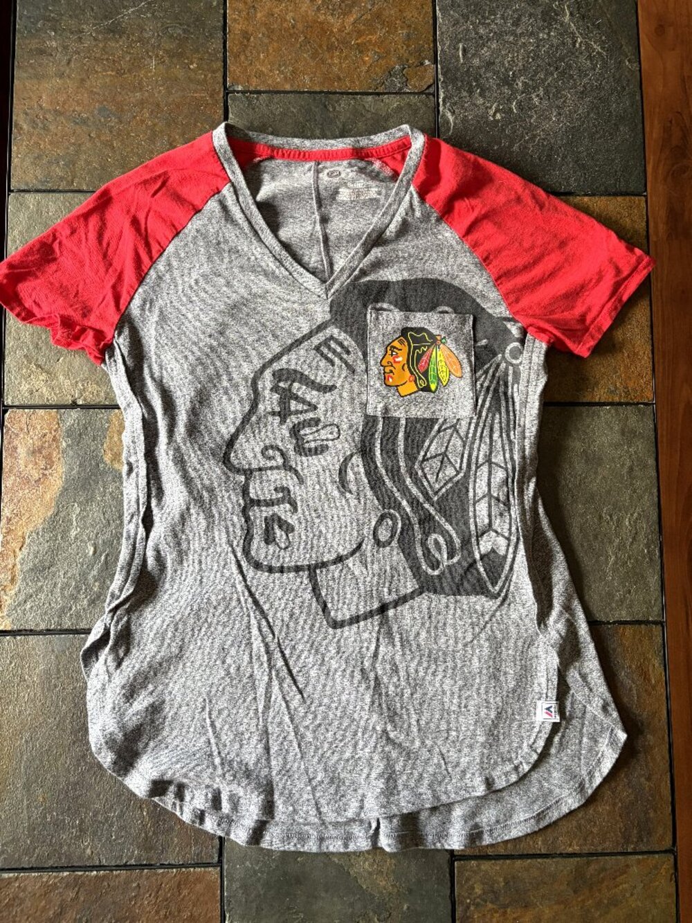 Majestic Chicago Blackhawks NHL hockey V-Neck Raglan Graphic T-Shirt Gray Red S